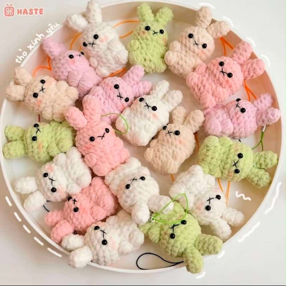 Móc khóa thú len thỏ bông handmade trên nền hồng nhạt