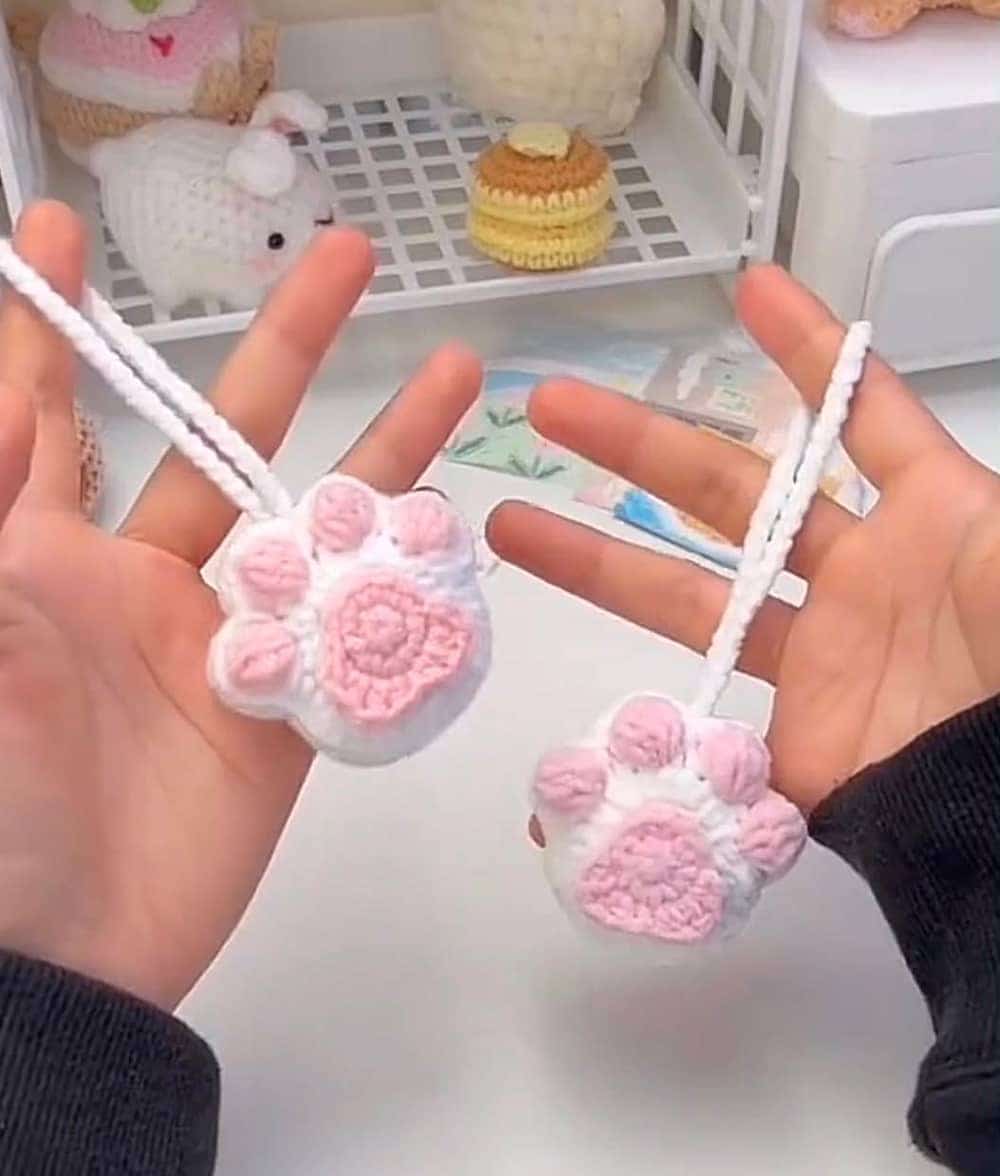 Móc khóa len bàn chân mèo handmade với chi tiết đệm chân