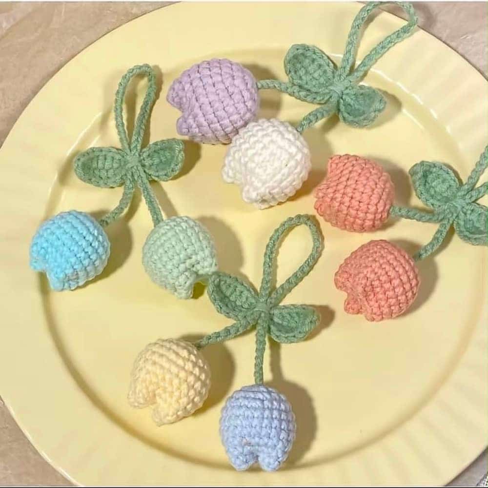 Móc khóa len hoa tulip handmade màu hồng trên nền trắng hồng