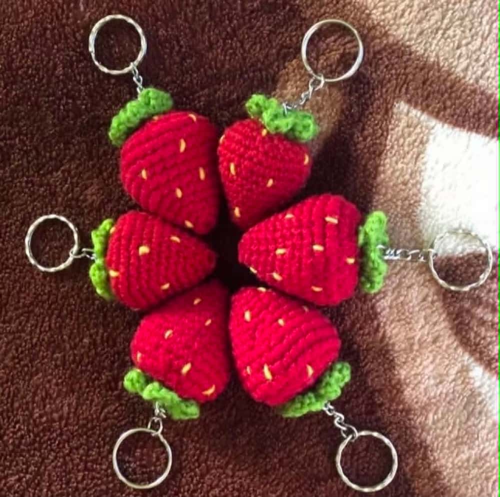 Móc khóa len dâu tây handmade trên nền hồng phấn