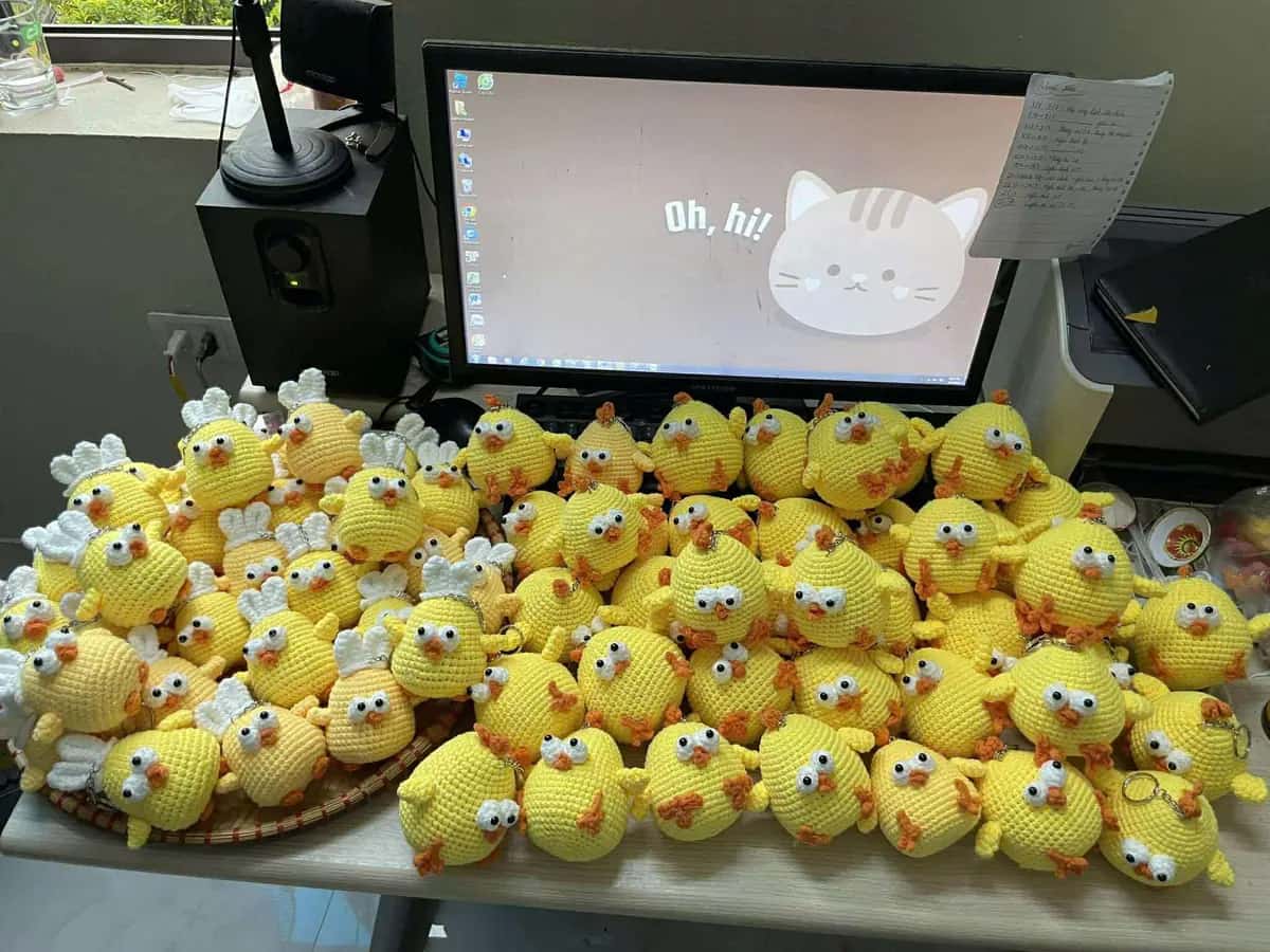 Nhieu moc khoa len size M dang duoc chuan bi