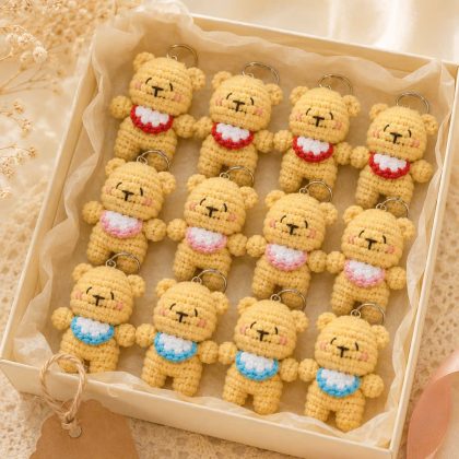 Móc khóa Gấu vàng yếm hoa len handmade 8cm